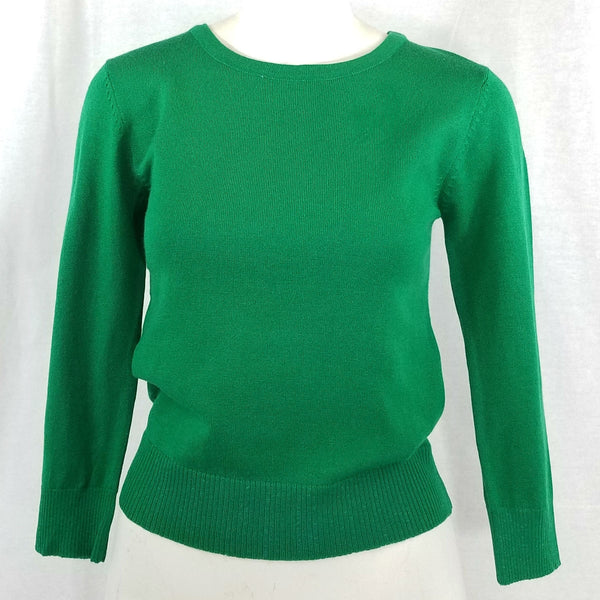 fitted pullover sweater in a slightly cropped length with crew neck and 3/4 sleeves in kelly green, shown onn mannequin