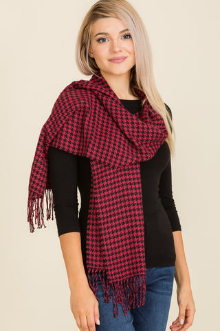 model wearing fringed winter scarf in a black and red houndstooth pattern