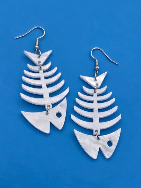 White pearly acrylic fish bone pattern dangle earrings