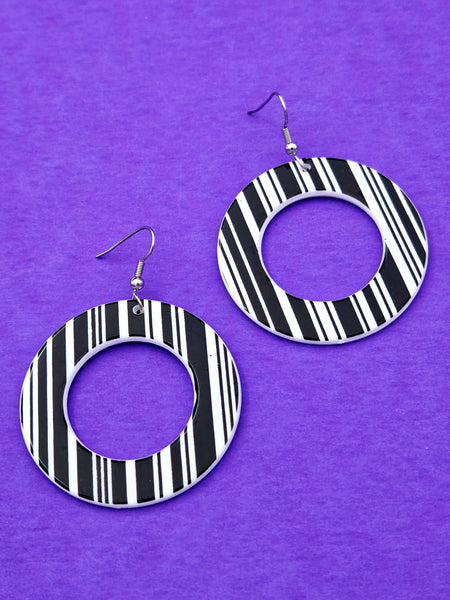 round center cutout acrylic dangle earrings with white and black irregular stripes