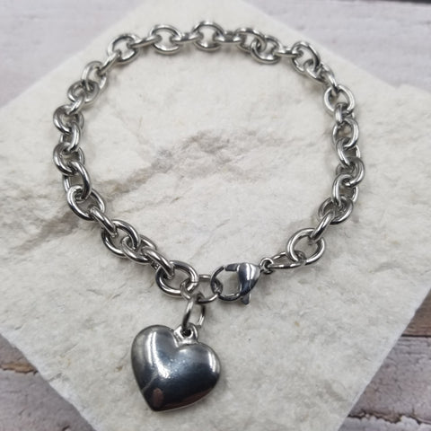 Chain link charm bracelet in silver metal with puffy heart charm