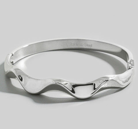 Silver finish stainless steel hinge closure thin bangle with an asymmetrical wavy design