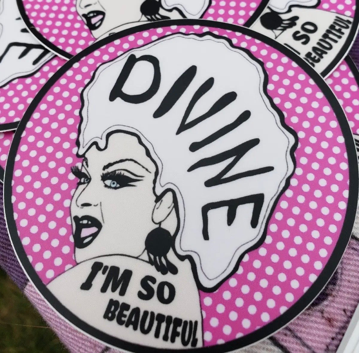 Pop art style portrait of Divine with a white and pink Ben Day dot background and the caption “I’m So Beautiful” underneath the silhouette 