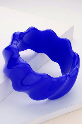 Bright blue wavy resin bangle