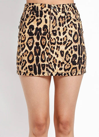 High-waisted mini skirt in natural brown and black leopard print in classic 5 pocket silhouette. Shown from fromt