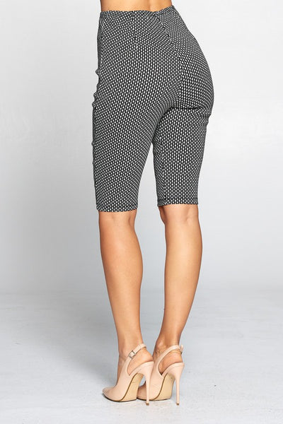 Black & White Pattern Stretch Knit Knee-Length Shorts - Size S