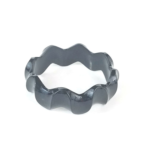 1" wide shiny plastic wavy rickrack shape bangle in black