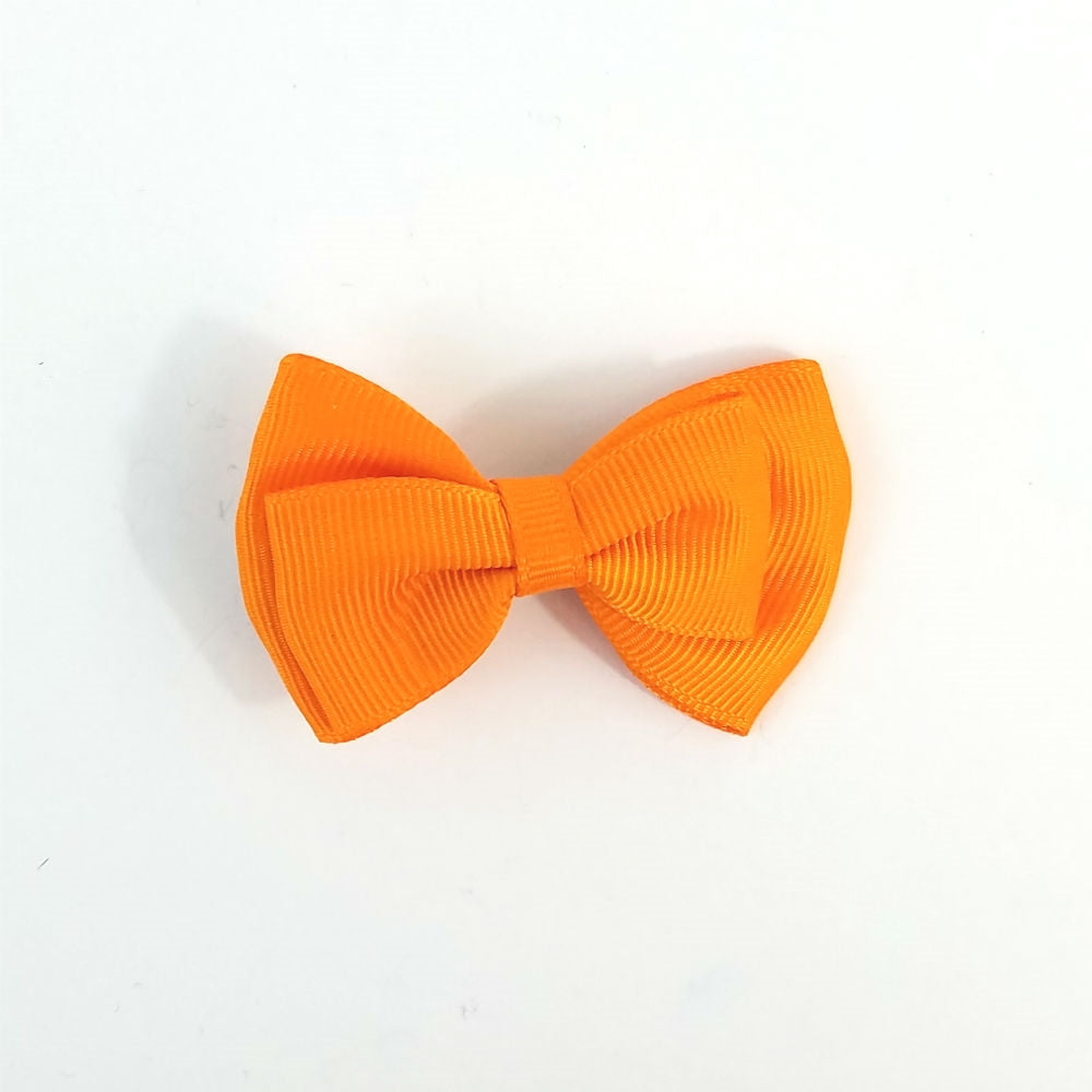 2 1/4" x 1 1/2" bow hair clip in orange grosgrain ribbon with 2 1/4" gator clip fastener