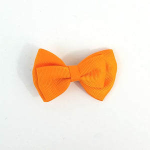 2 1/4" x 1 1/2" bow hair clip in orange grosgrain ribbon with 2 1/4" gator clip fastener